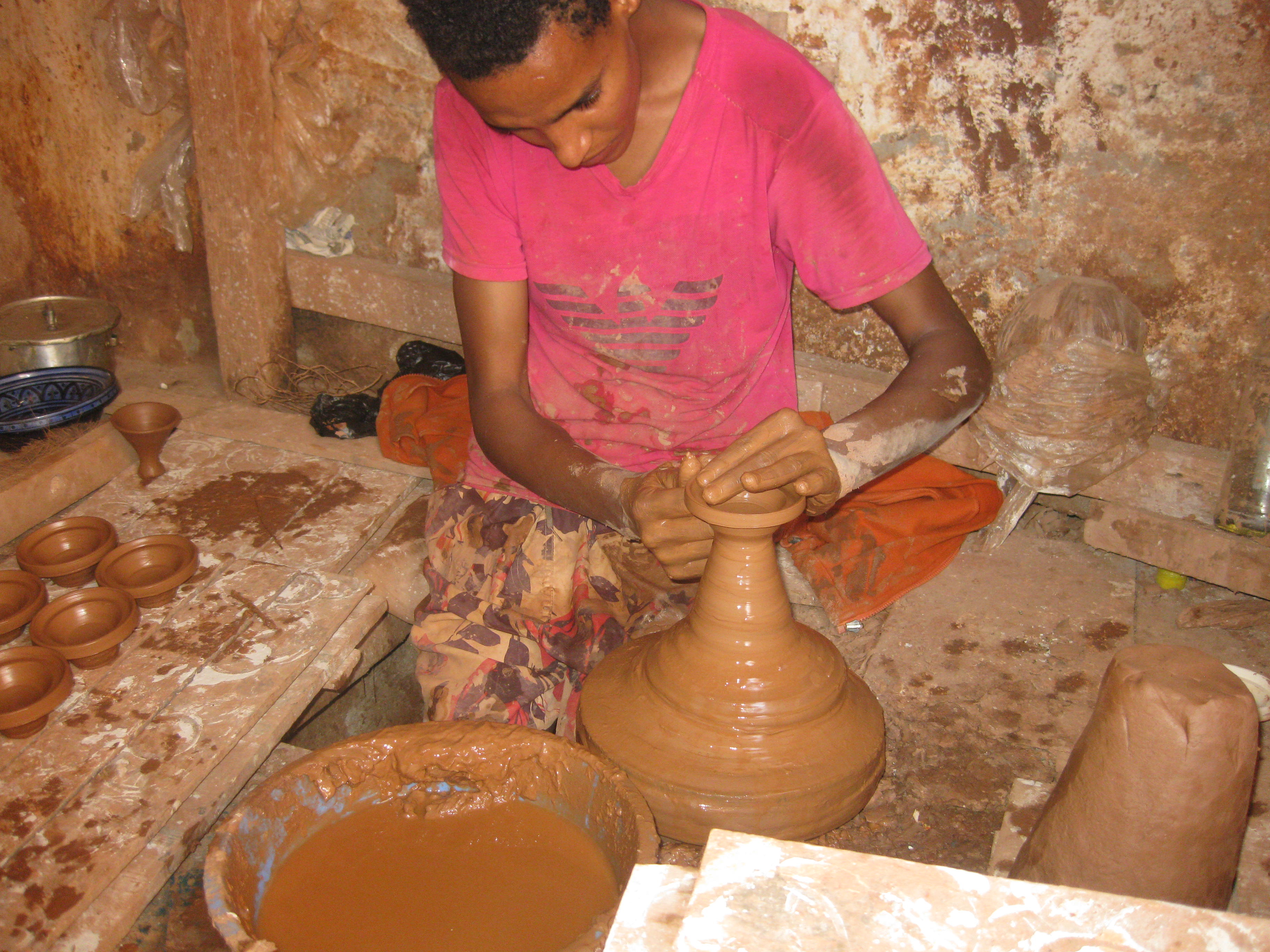 Potier travaillant au tour dans un atelier de Safi