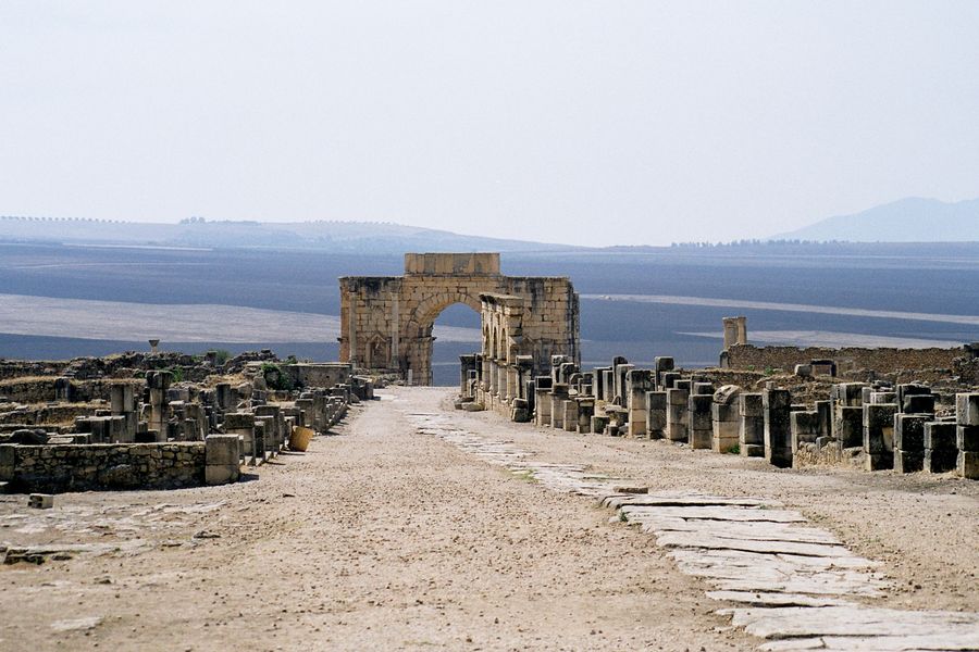 Le decumanus maximus et l'arc de Caracalla sur le site de Volubilis