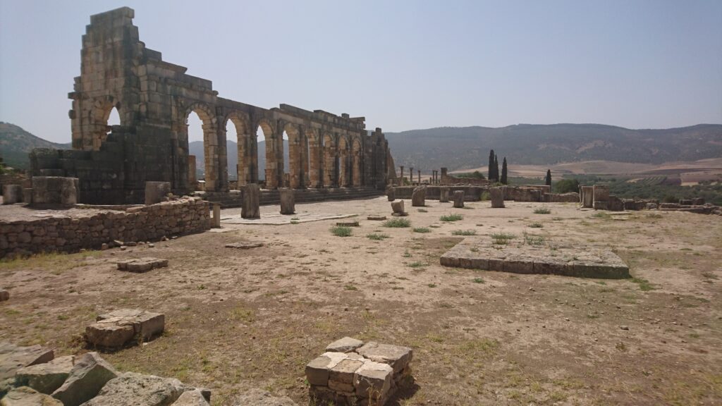 Ruines du forum et de la basilique romaine de Volubilis, Maroc