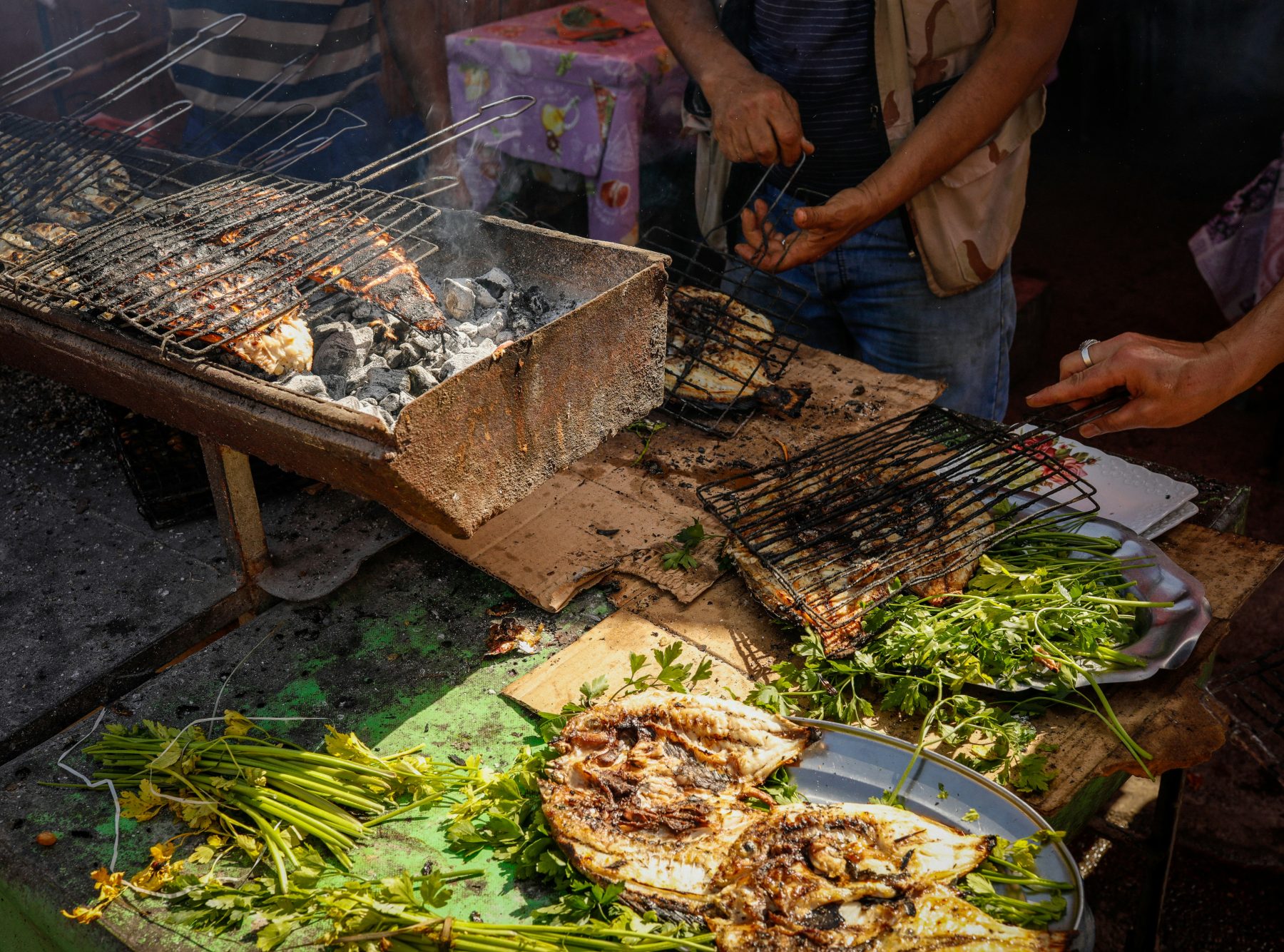 Cuisine de rue à Agadir : poisson grillé sur le pouce