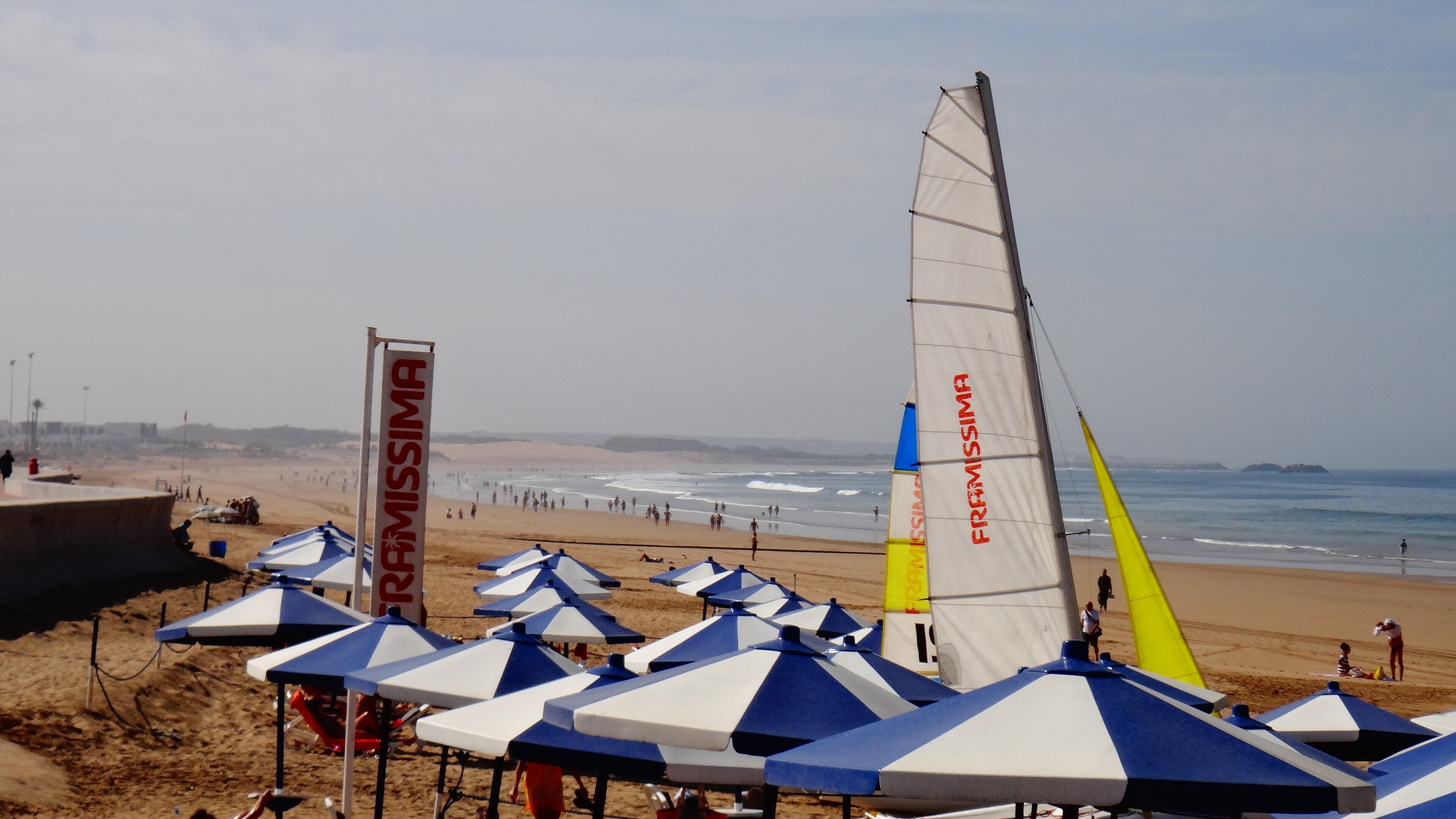 Plage de Founty à Agadir avec parasols et chars à voile