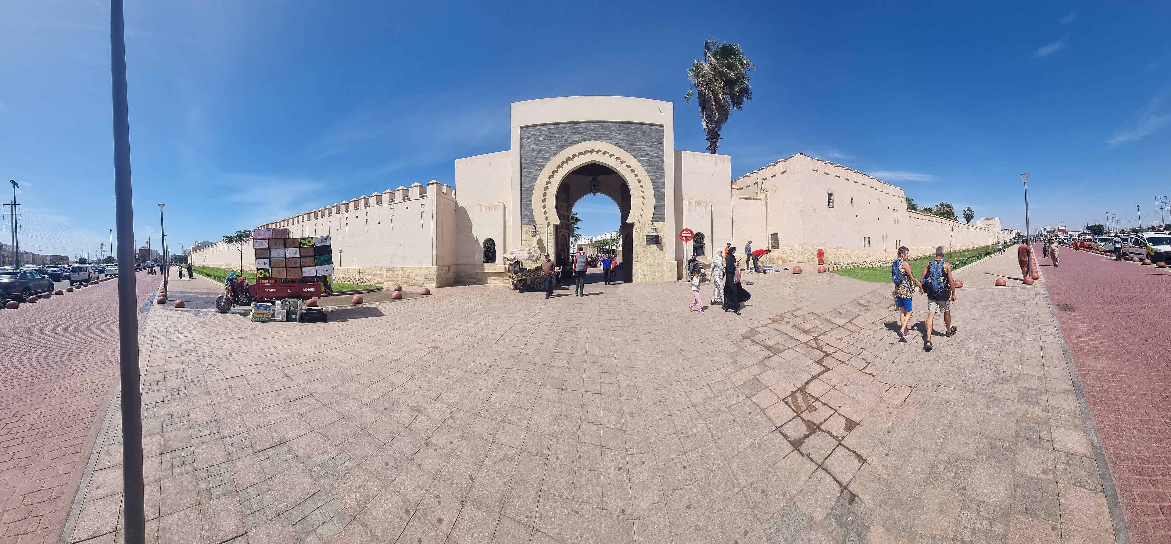 Porte d'entrée du souk El Had d'Agadir avec des passants
