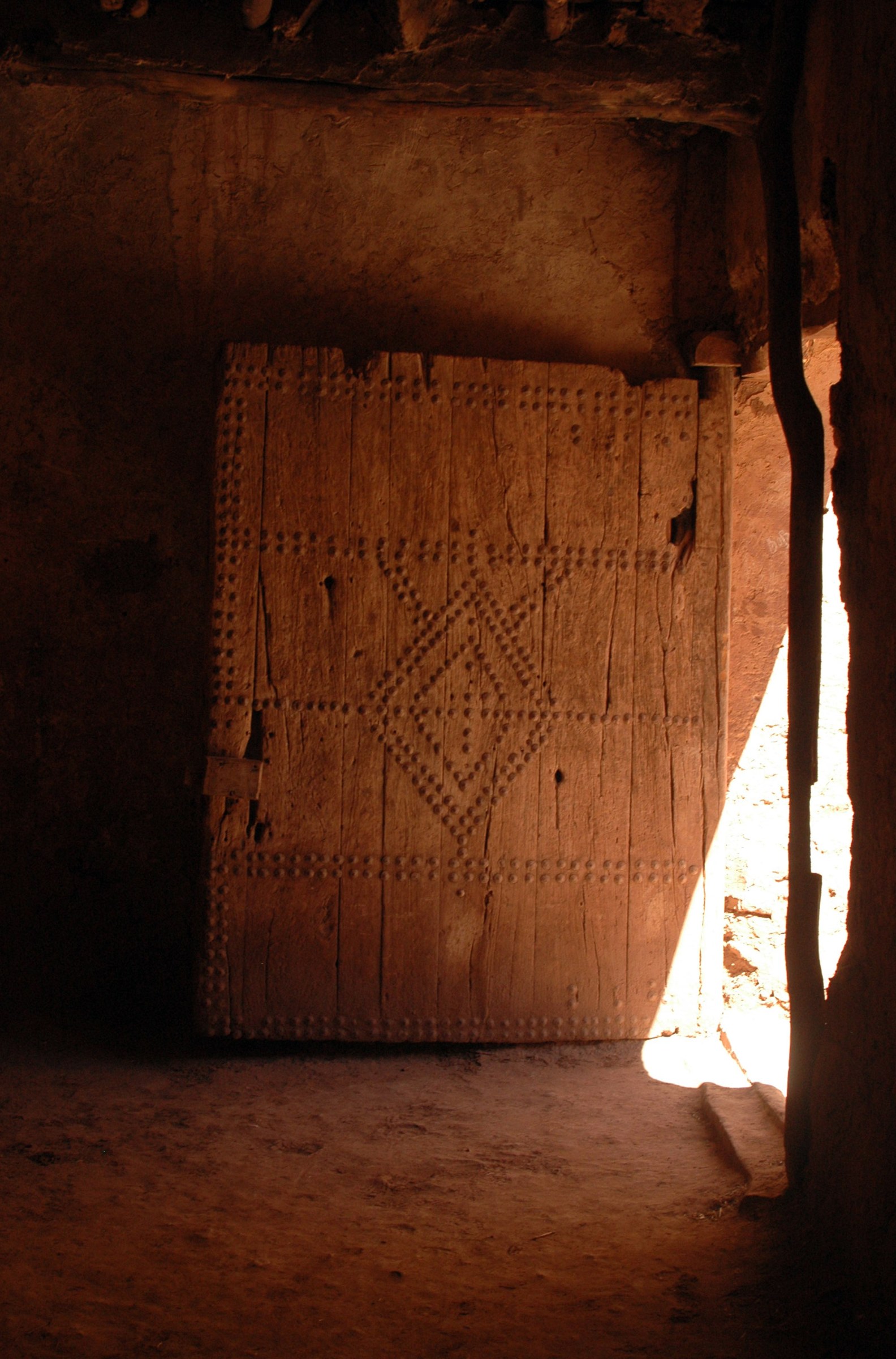Porte en bois cloutée dans le ksar d'Aït Benhaddou