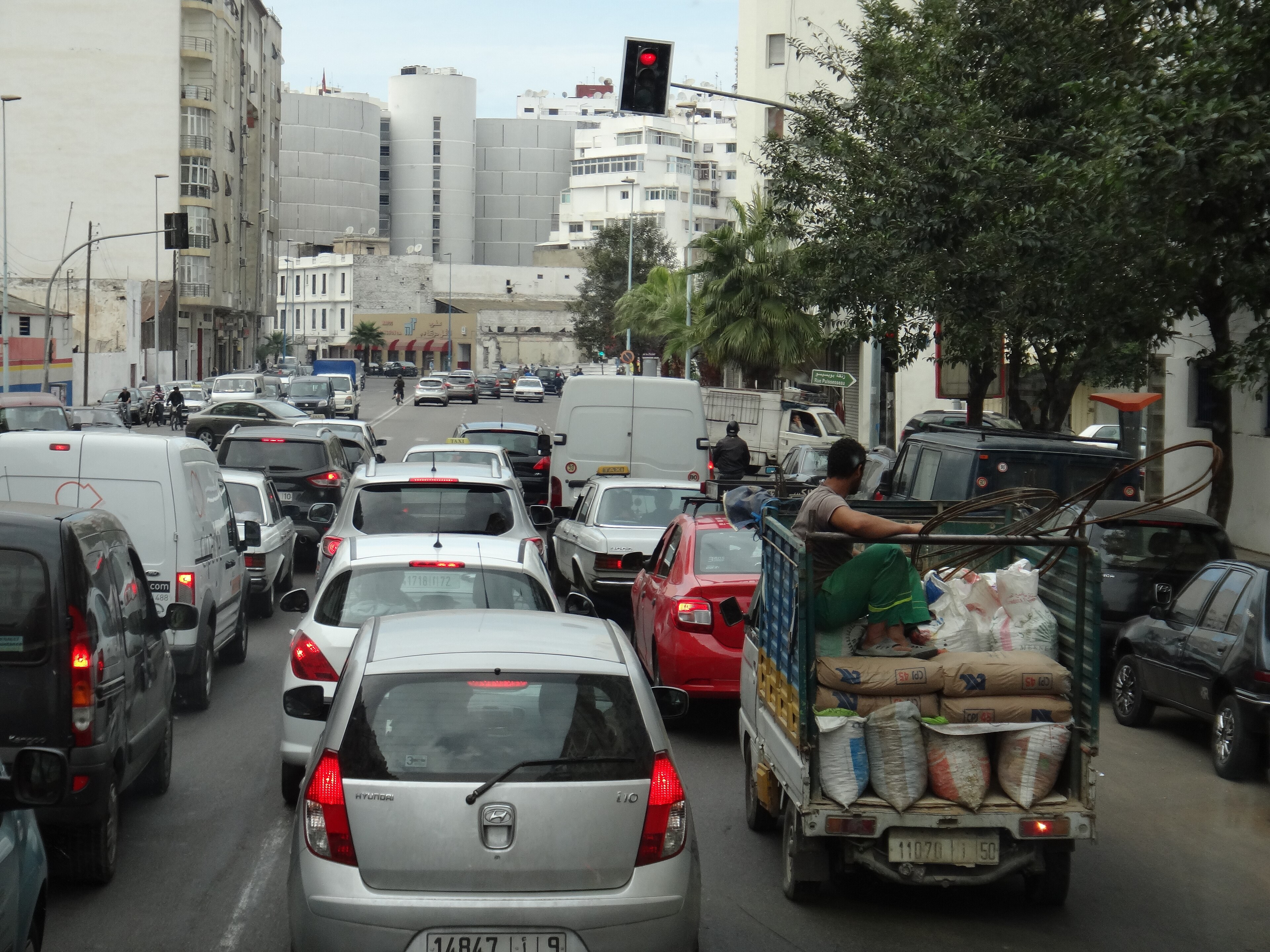 Rue embouteillée à Hay Mohammadi avec un camion chargé de sacs