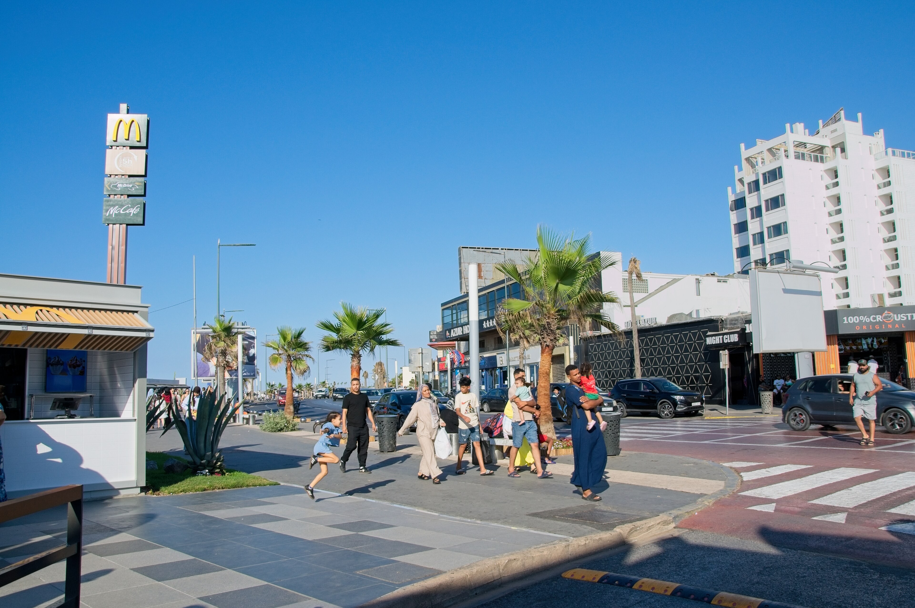Promeneurs sur la corniche d'Ain Diab à Casablanca