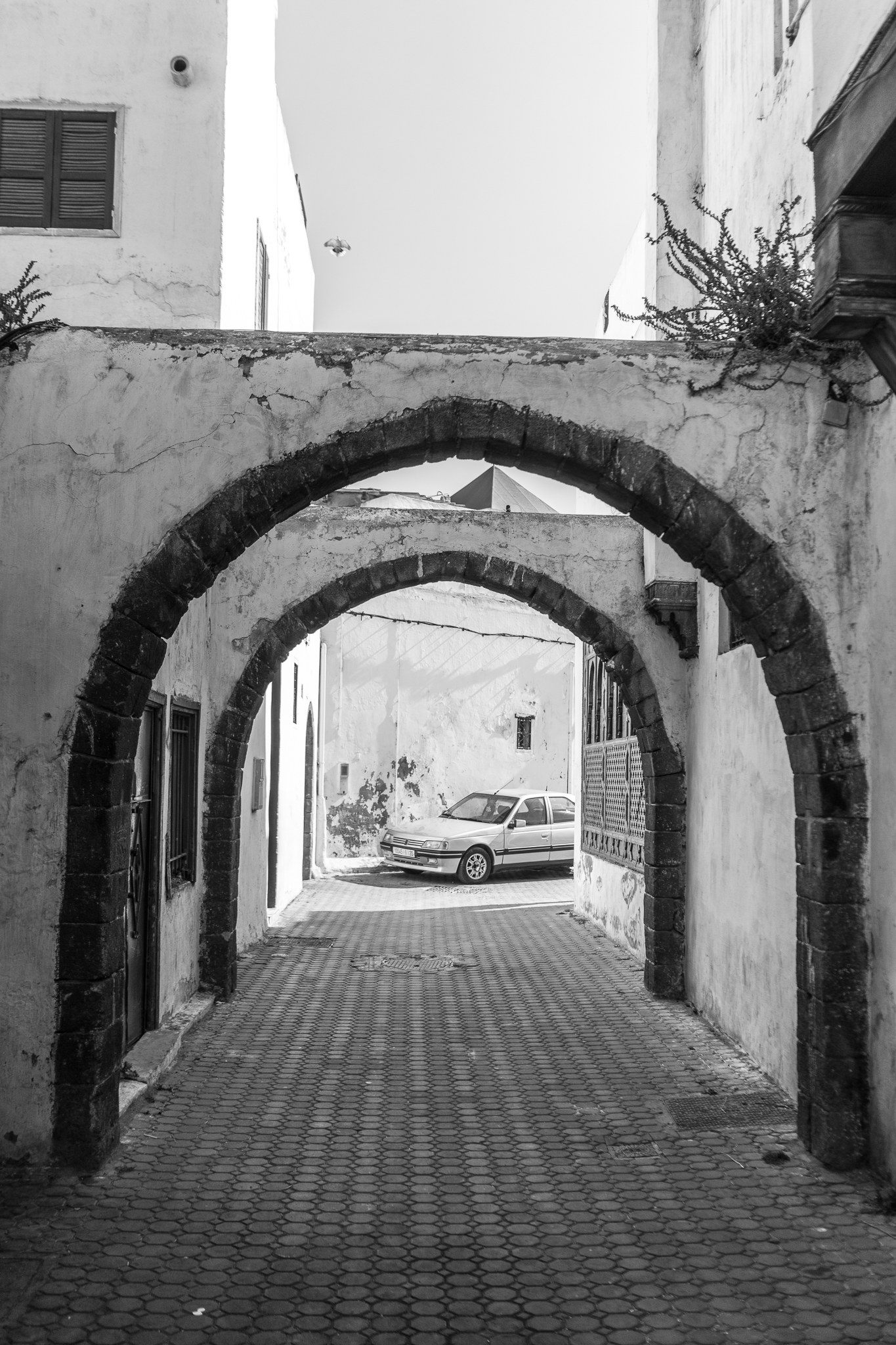 Ruelle voûtée en noir et blanc dans le quartier des Habous à Casablanca