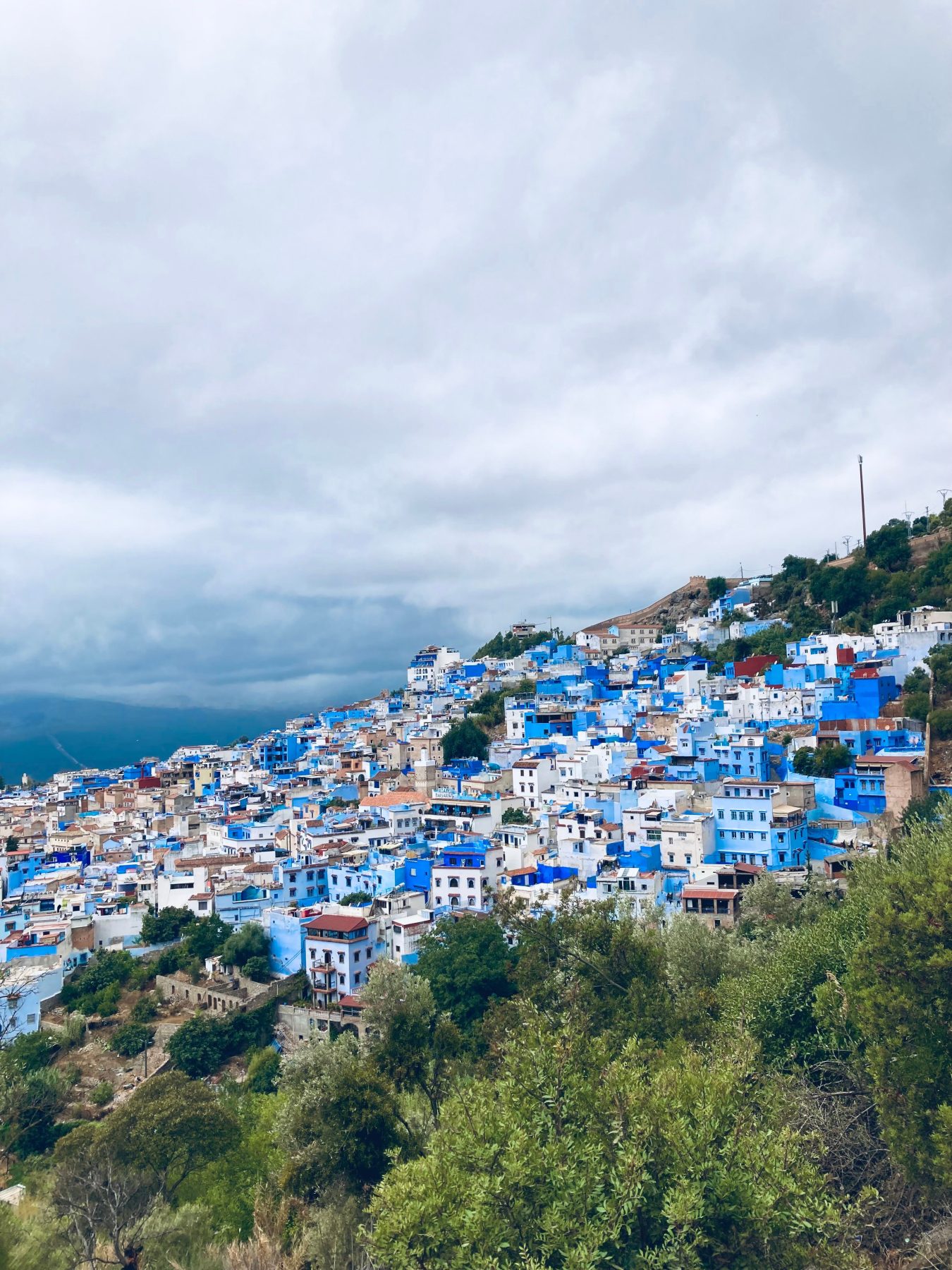 Chefchaouen vue depuis les hauteurs, nichée dans le Rif