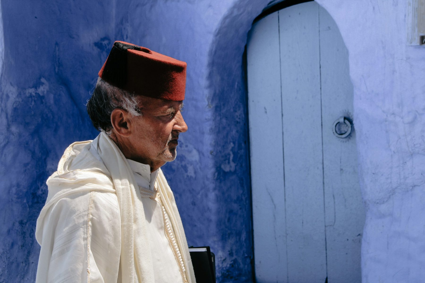 Un habitant en tenue traditionnelle, loin des points photo à touristes