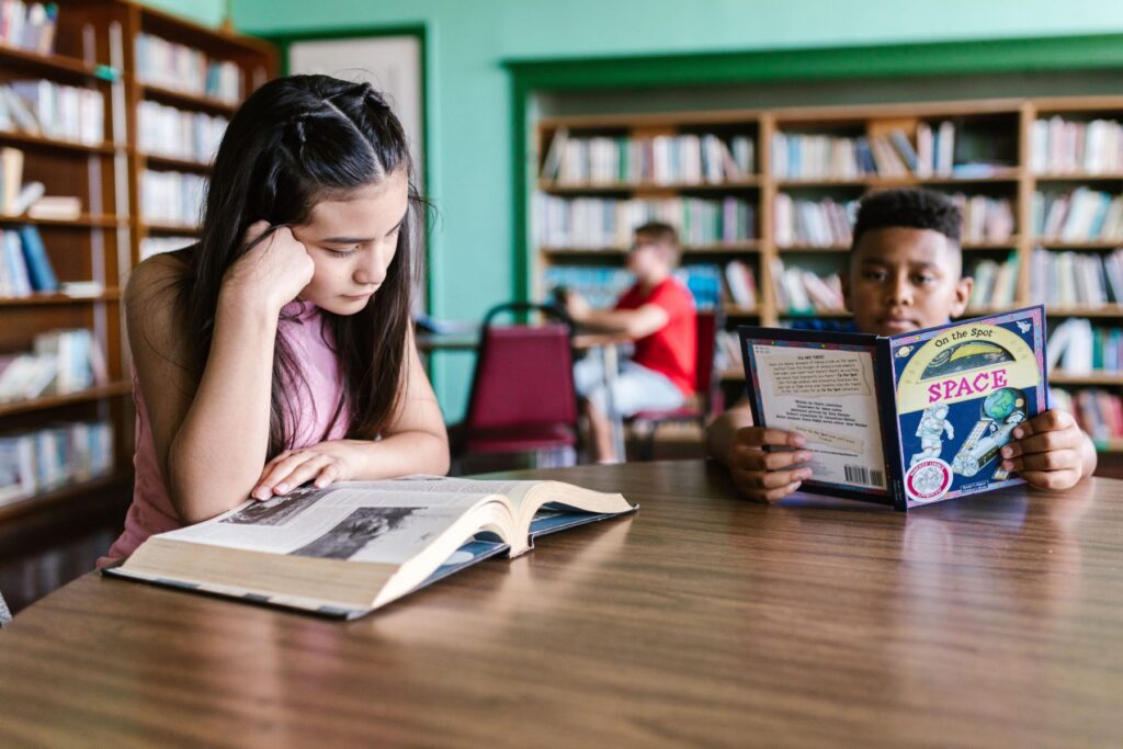 Jeunes en bibliothèque (illustration)