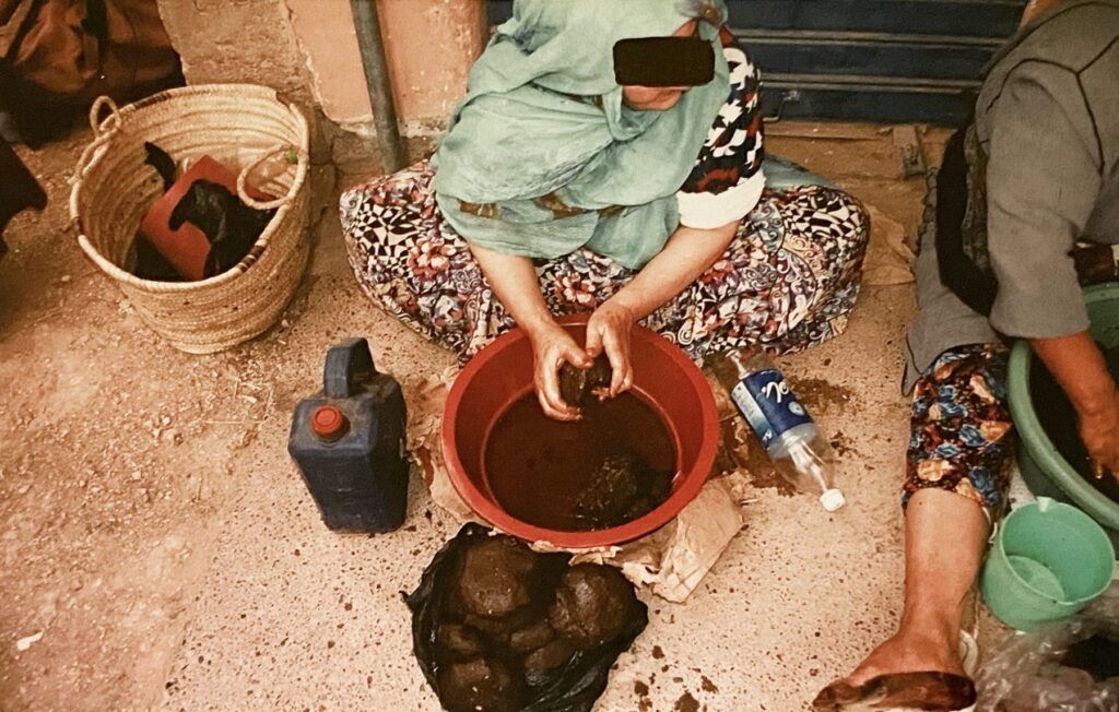 Femme fabriquant de l'huile d'argan, Souss (illustration)