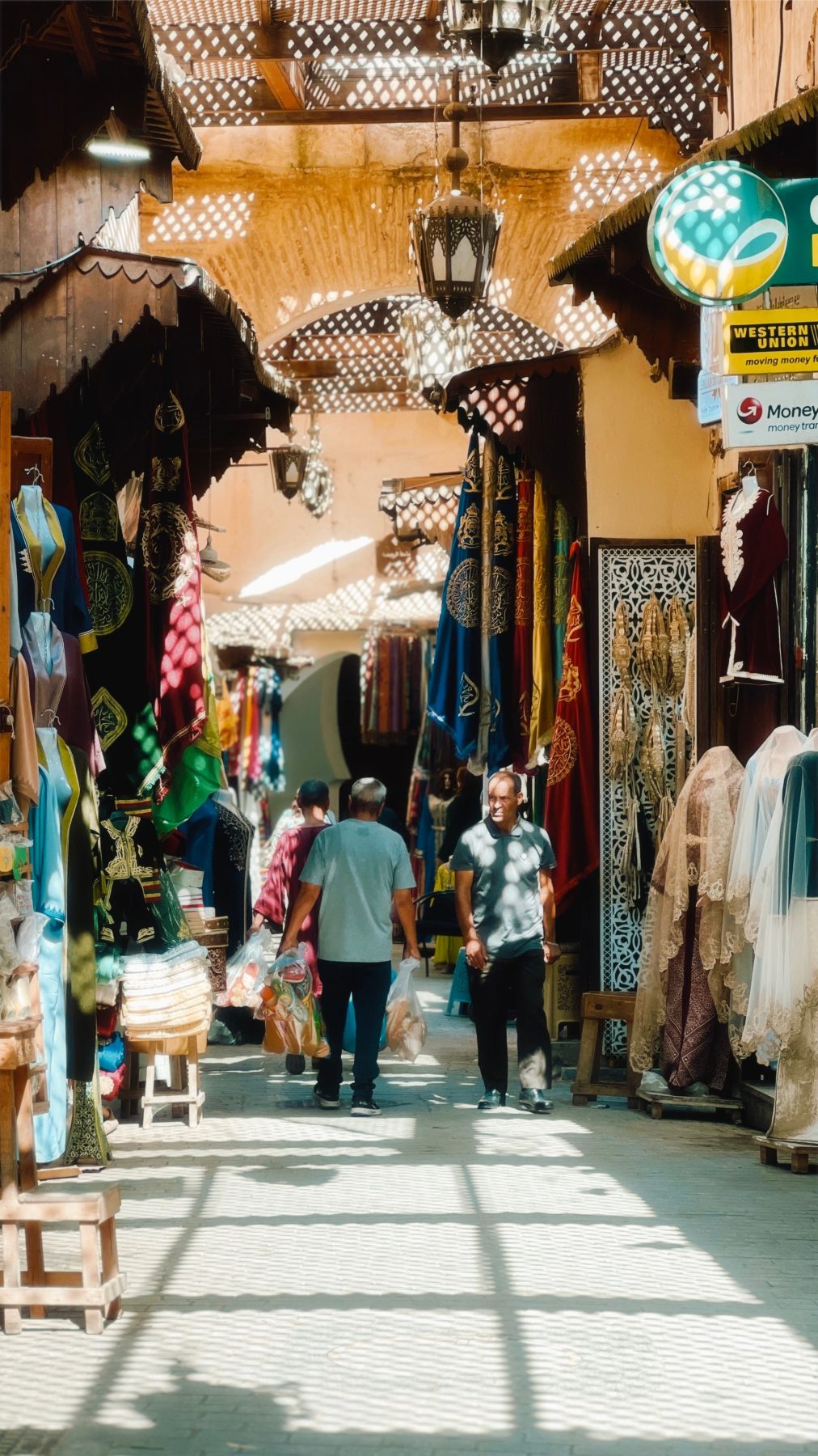 Une ruelle du souk où circulent d'abord des habitants, pas des groupes de visiteurs