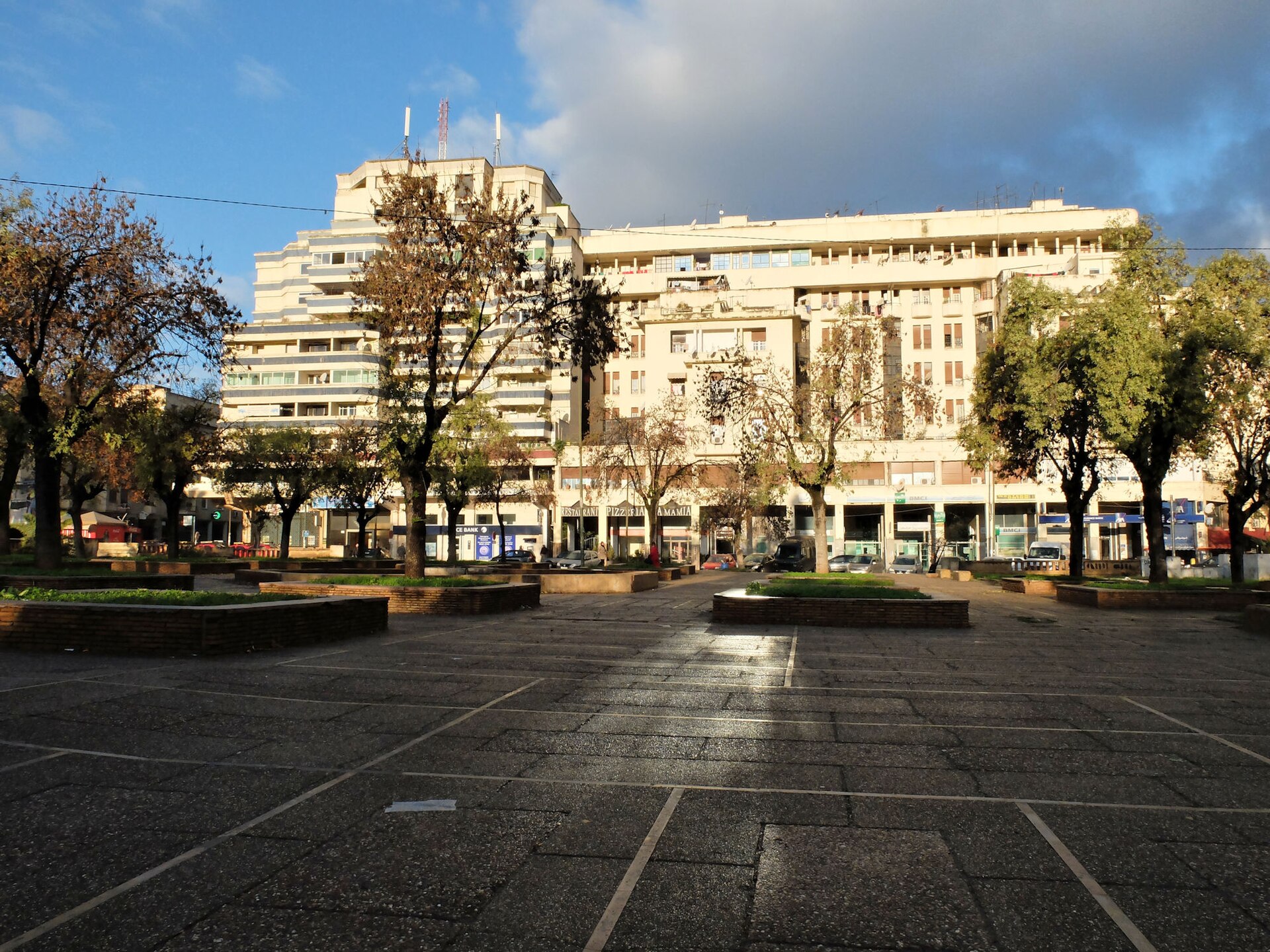 Place Florence, dans le centre de la Ville nouvelle de Fès, entourée d'immeubles.