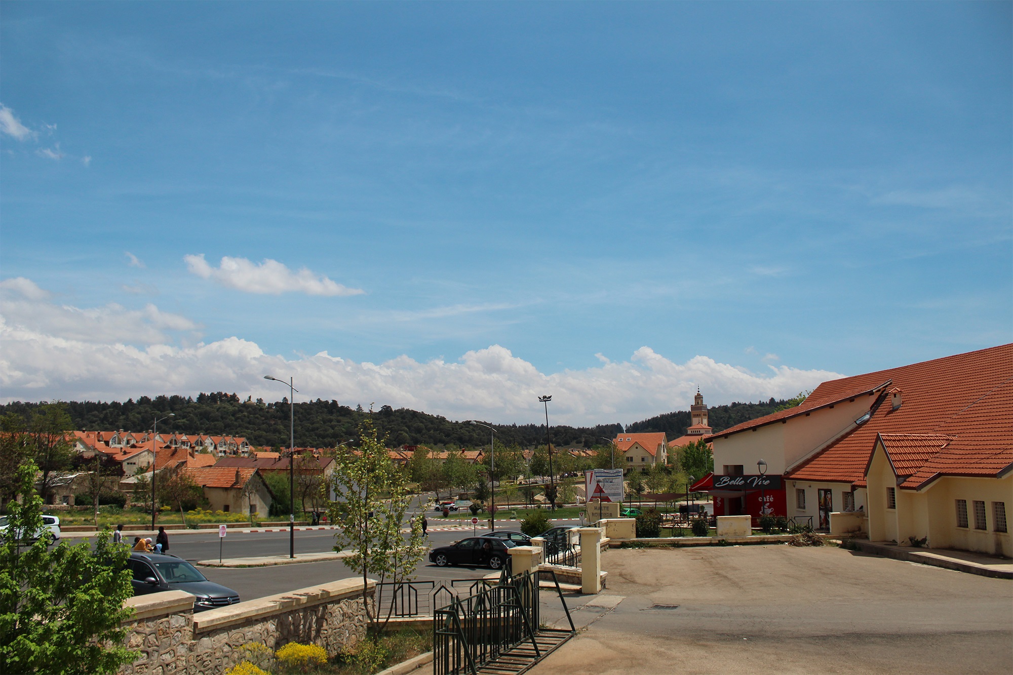 Vue du quartier Al Salam d'Ifrane depuis la gare routière, avec ses maisons à toits rouges