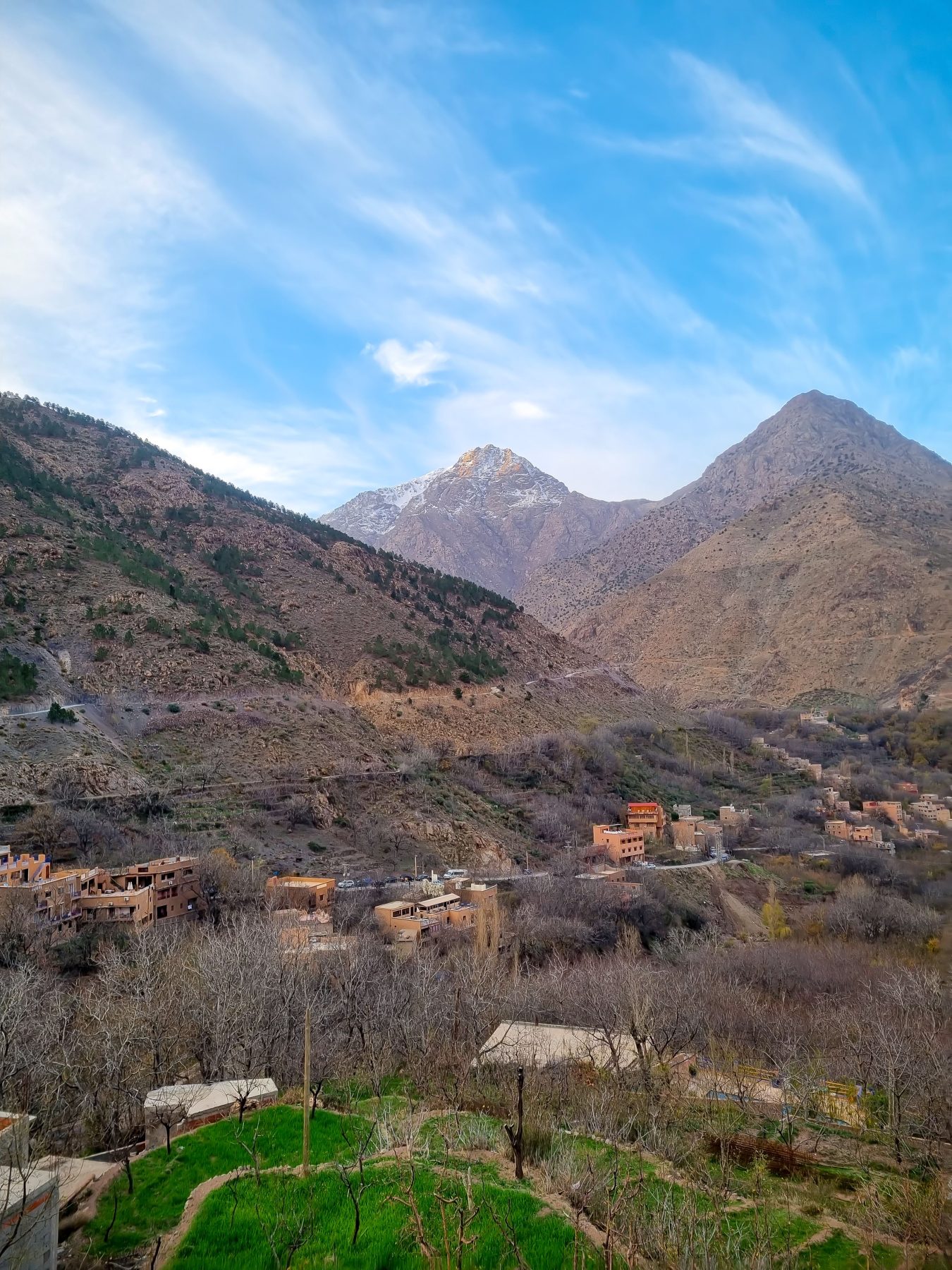 Village de montagne dans la vallée d'Imlil, au printemps