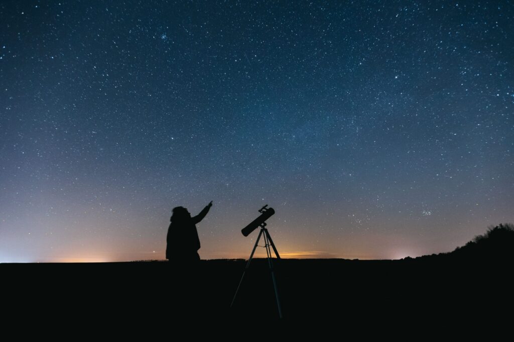 Observation au télescope (illustration)