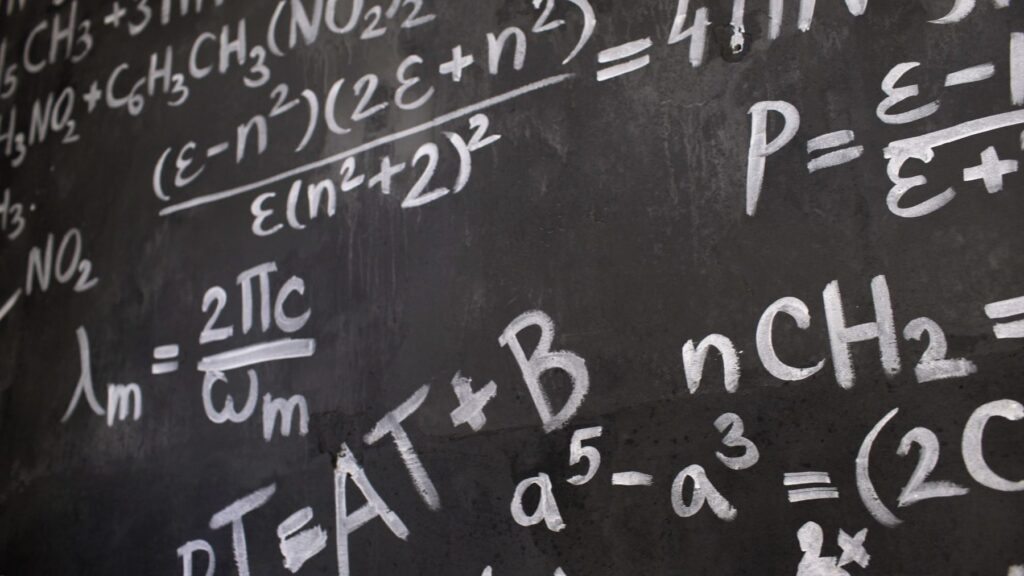 Équations au tableau (illustration)