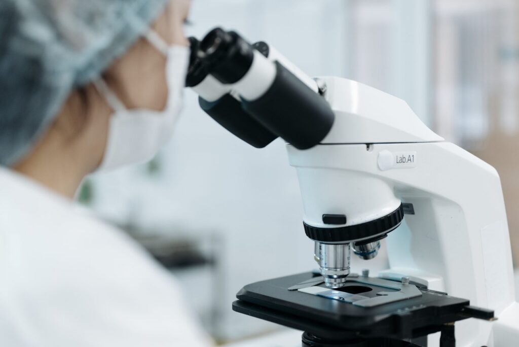 Microscope de laboratoire (illustration)