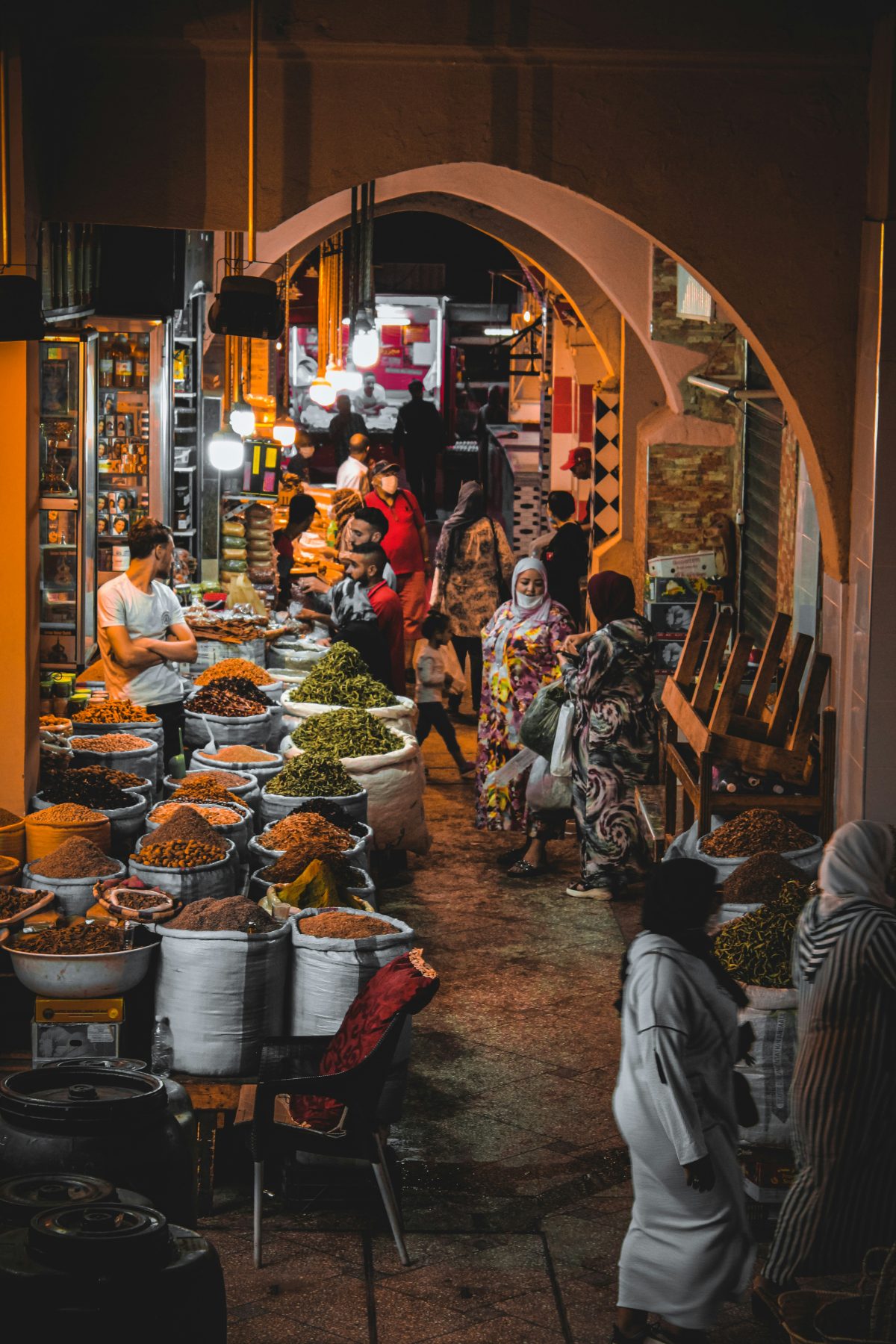 Souk animé de nuit dans la médina de Meknès
