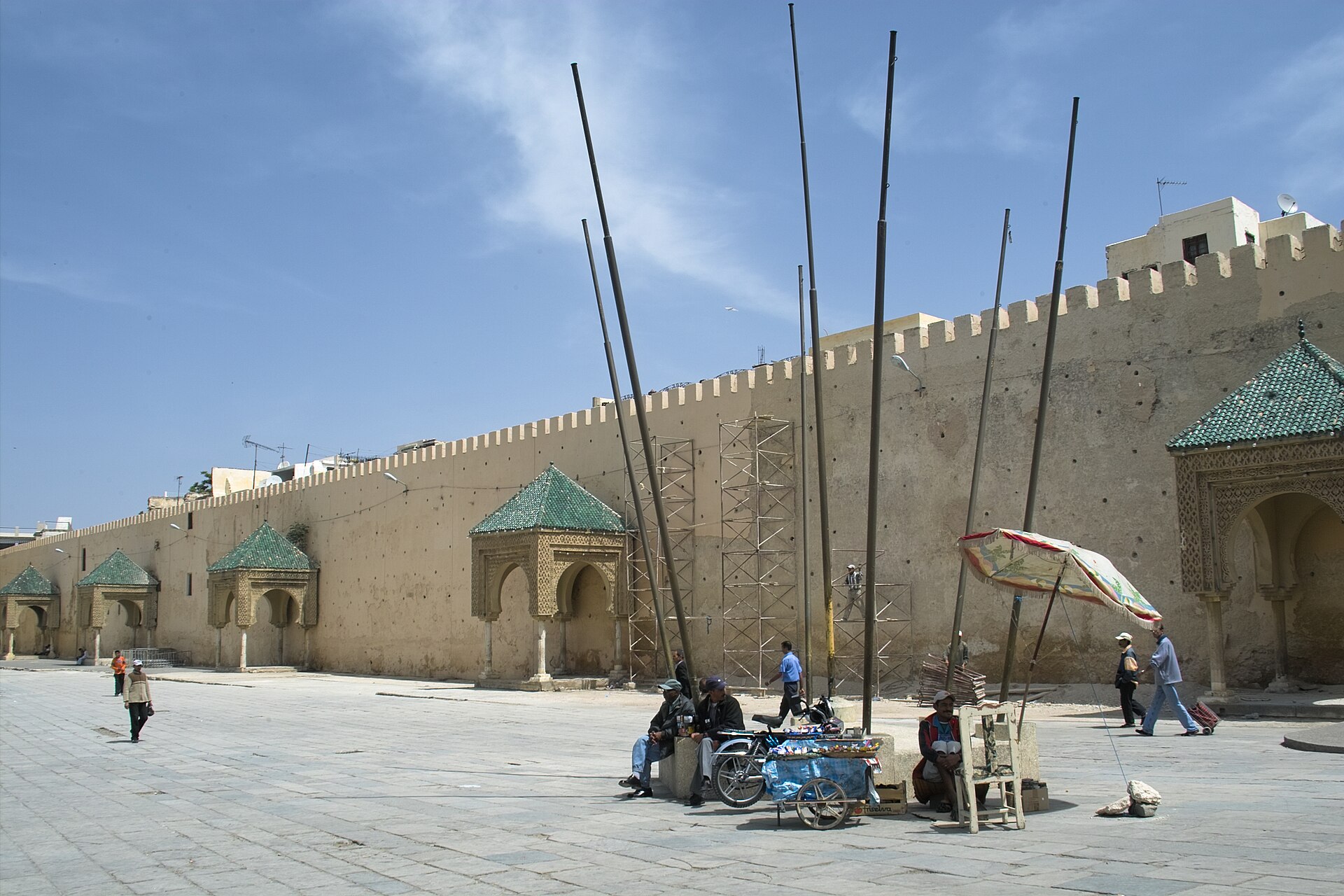 Vendeurs ambulants sur la place El Hedim, devant les remparts de Meknès.