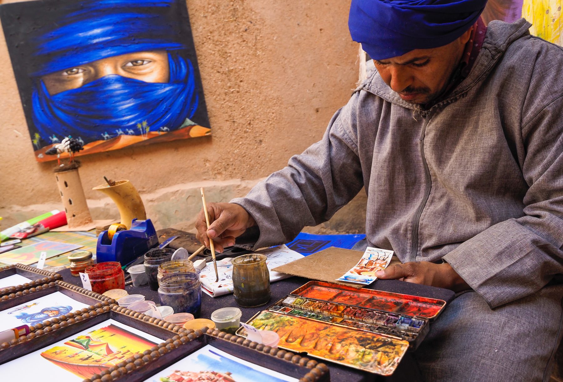 Un artisan peint à la main dans une échoppe d'Ouarzazate