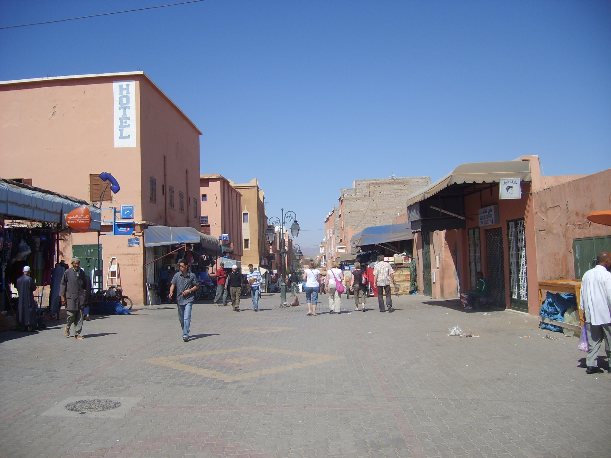 Rue piétonne du centre-ville de Ouarzazate, avec commerces et passants