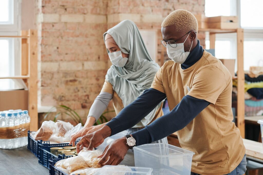 Bénévoles préparant des dons alimentaires (illustration)
