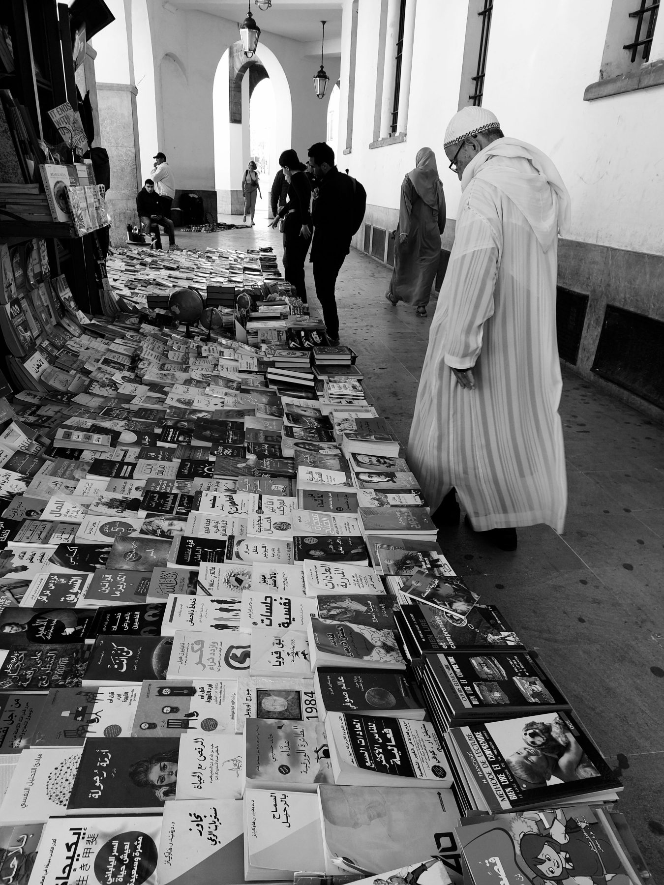 Marché aux livres de rue, fréquenté par les habitants