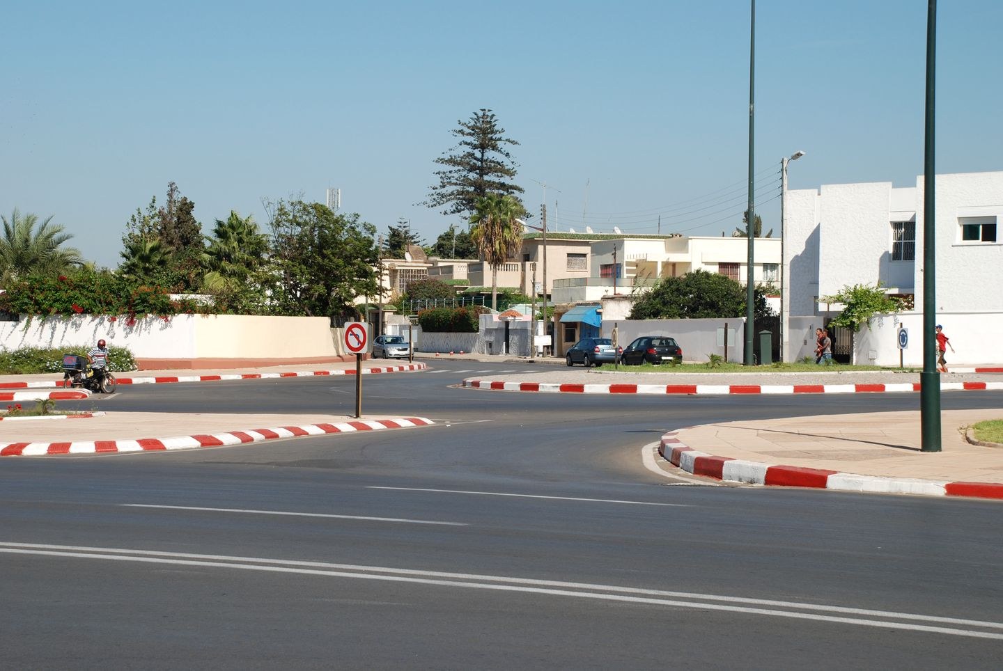 Rond-point et villas dans le quartier Souissi à Rabat