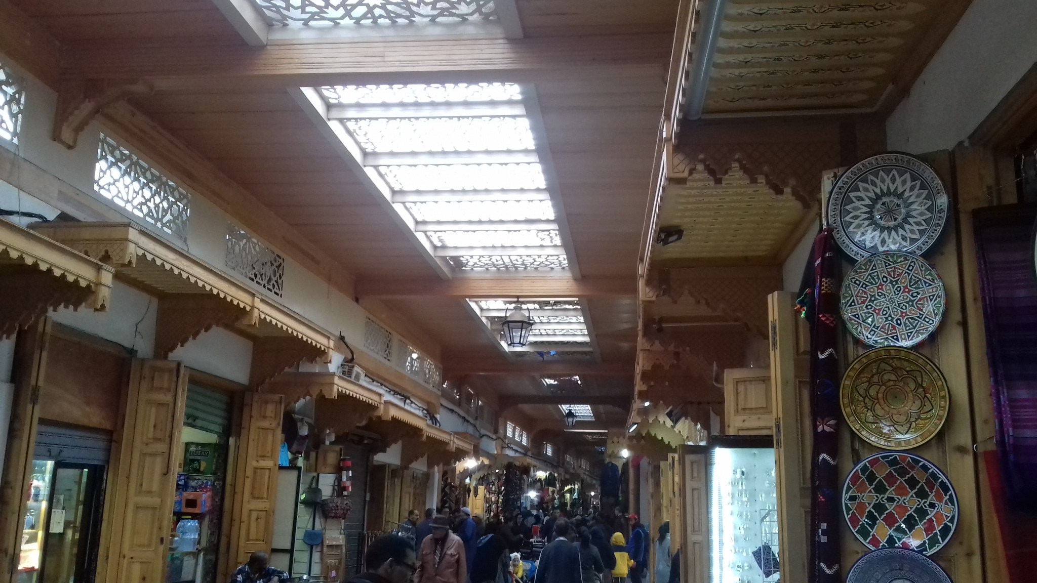 Allée couverte de boutiques dans la médina de Rabat, rue des Consuls
