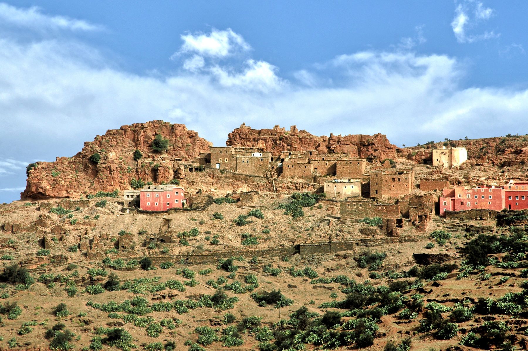 Village berbère traditionnel dans les collines rocheuses près de Tafraoute