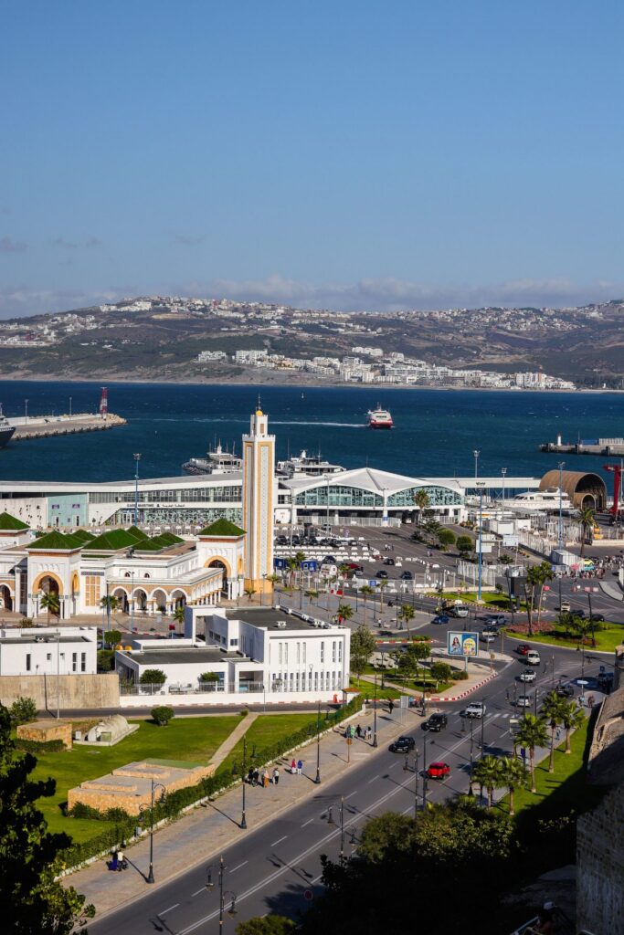 Vue aérienne du port et de la mosquée de Tanger