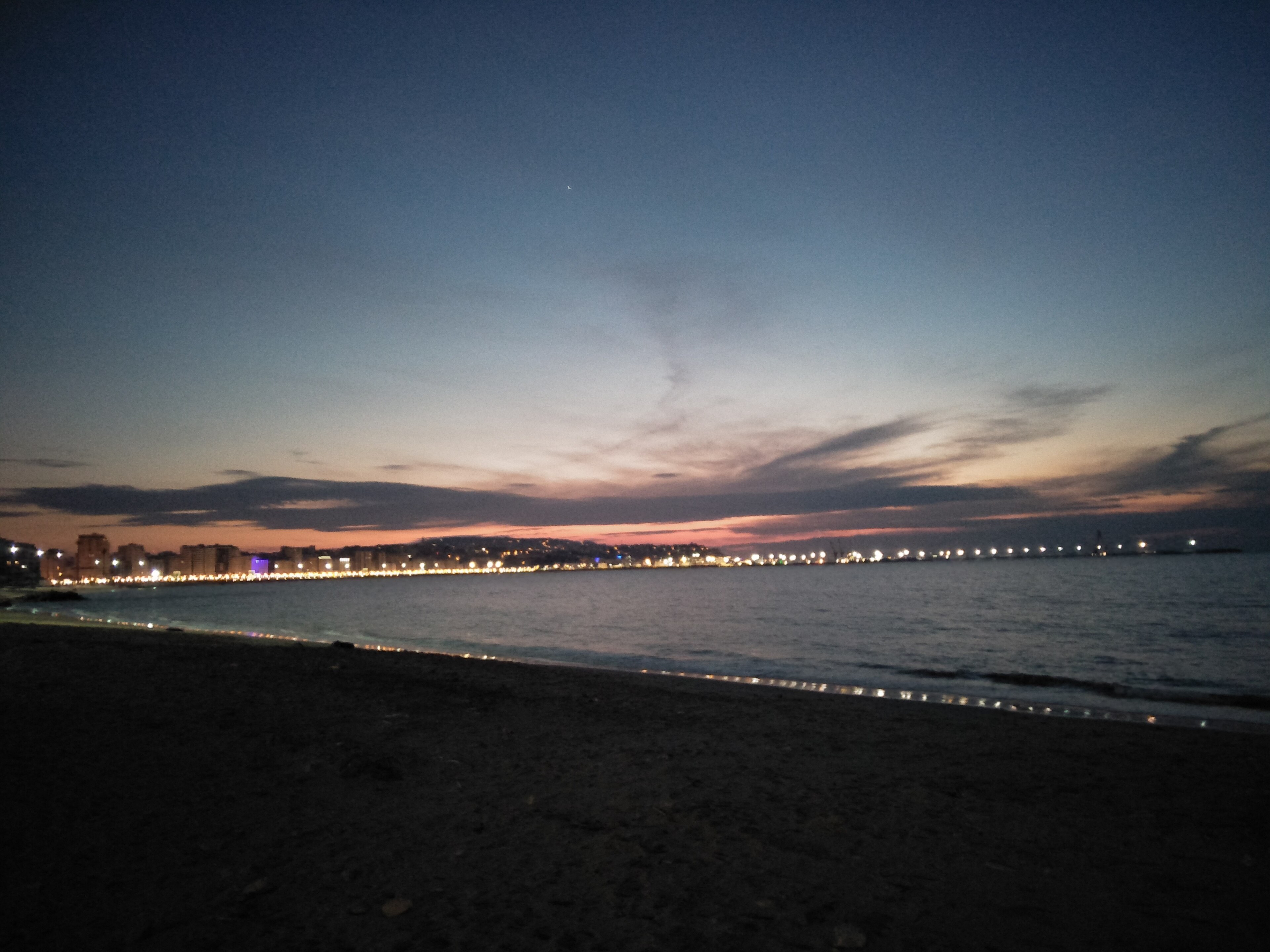 Plage de Malabata à Tanger au crépuscule avec les immeubles éclairés en bord de mer