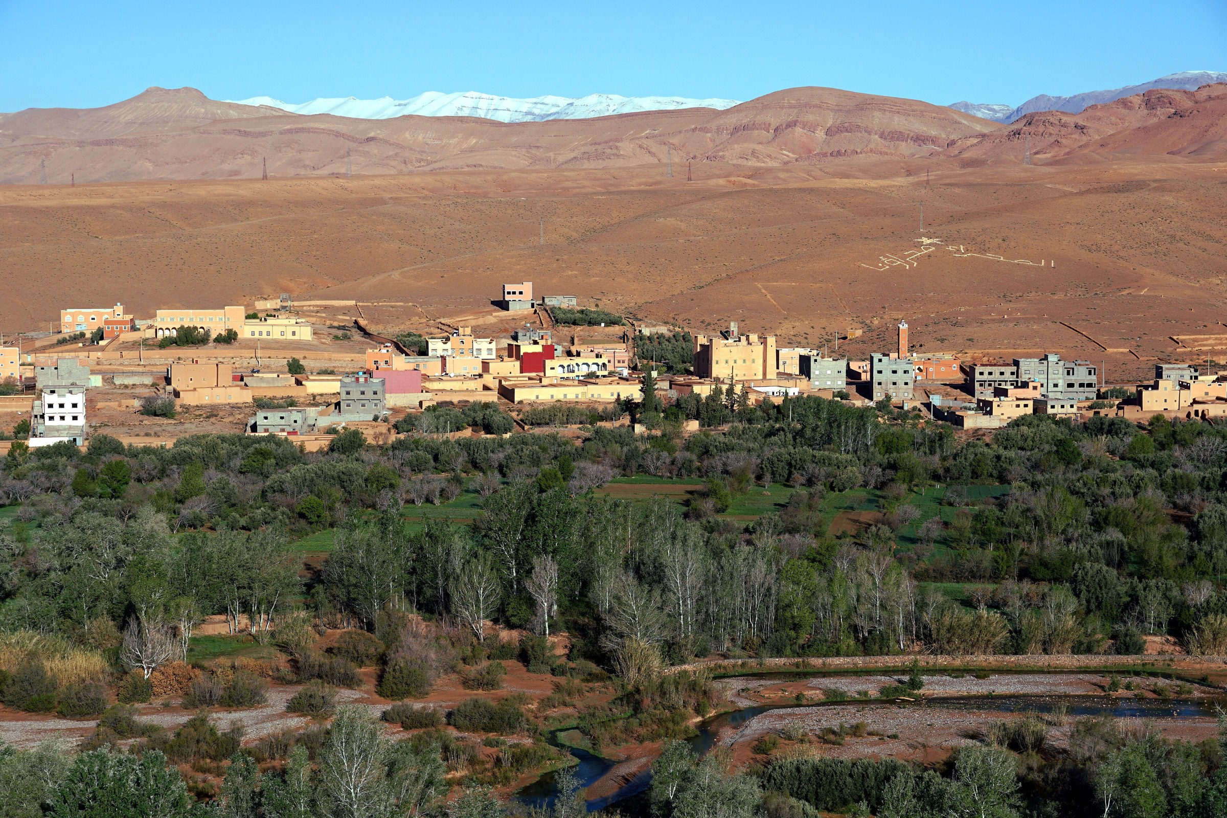 Vue sur Boumalne Dadès, sa palmeraie et l'Atlas au fond