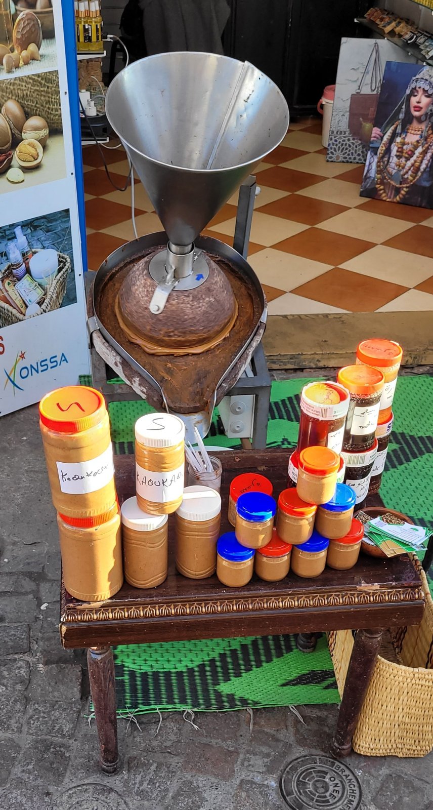 Stand d'amlou dans un souk à Essaouira, Maroc