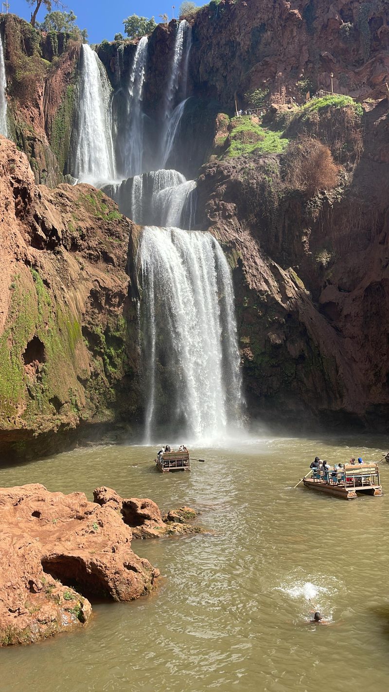 Barques traversant le bassin au pied des cascades d'Ouzoud