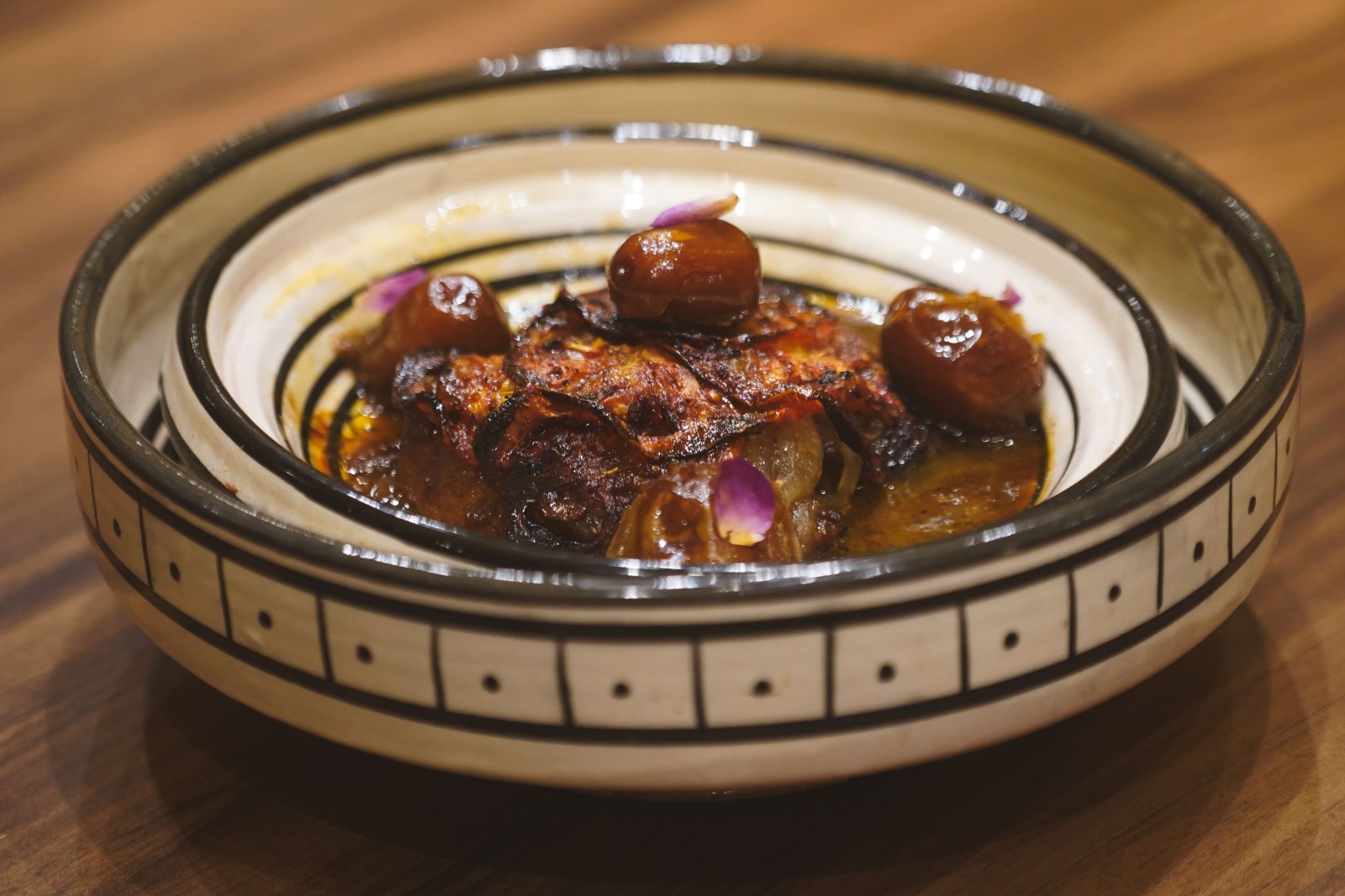 Tagine de poulet aux dattes et amandes