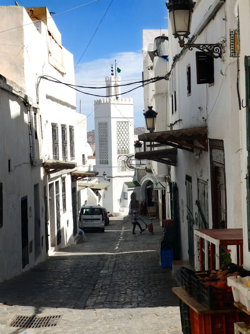 Ruelle de la médina de Tétouan avec un minaret